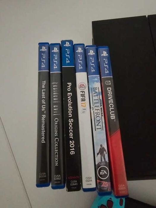 Playstation 4 1 TB com 2 comandos + Jogos