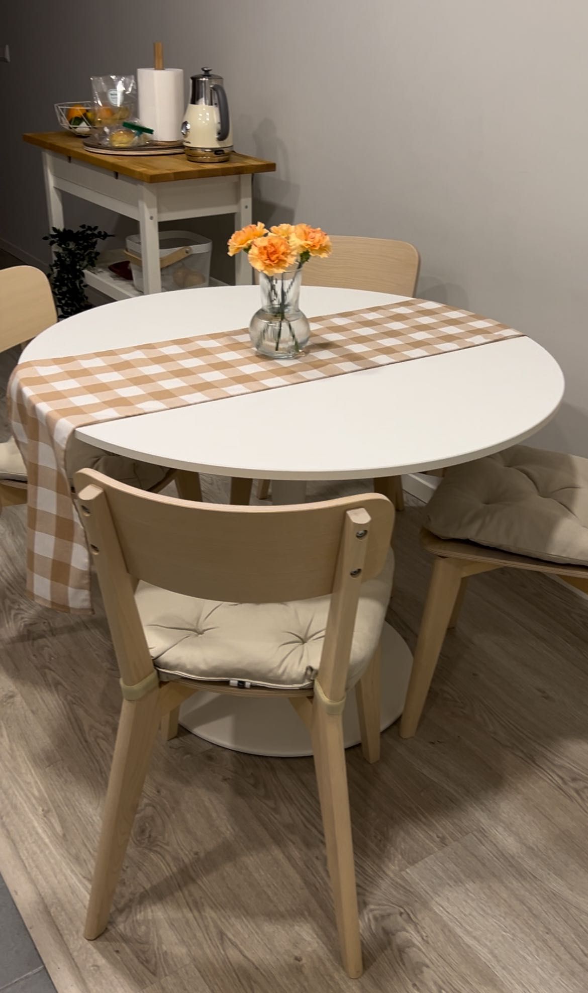 Conjunto de 1 mesa e 4 cadeiras