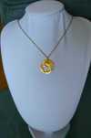 Colar Aço Dourado Disco c/ Mãe e Bebe NOVO