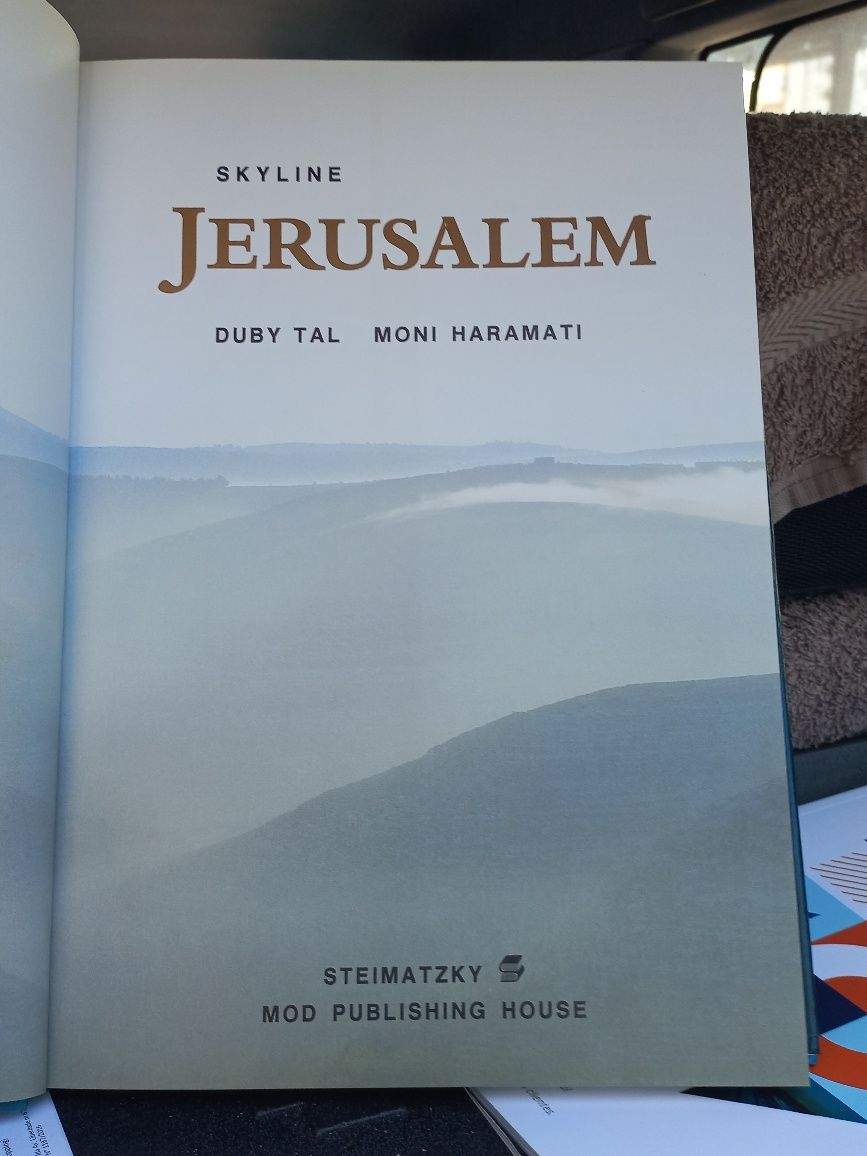 Livro antigo sobre Jerusalém