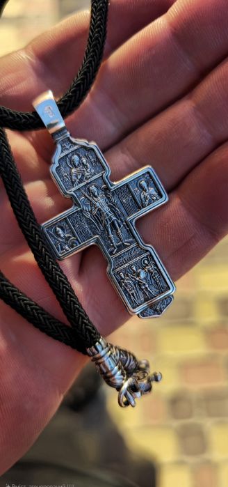 Срібний набір хрестик на шовкоовому шнурку з срібними вставками.