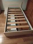 Cama individual bege e branco