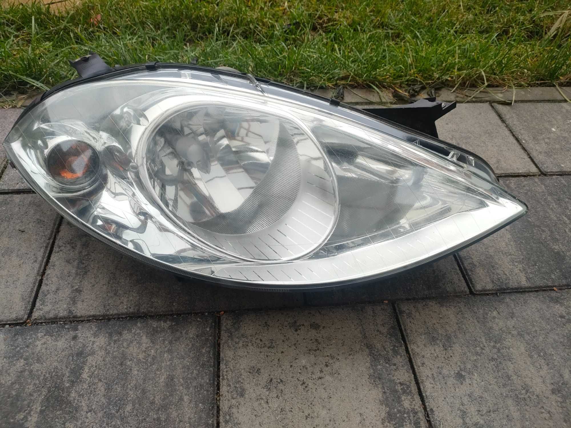 Mercedes A klasa W169 lampa prawy przód Europa