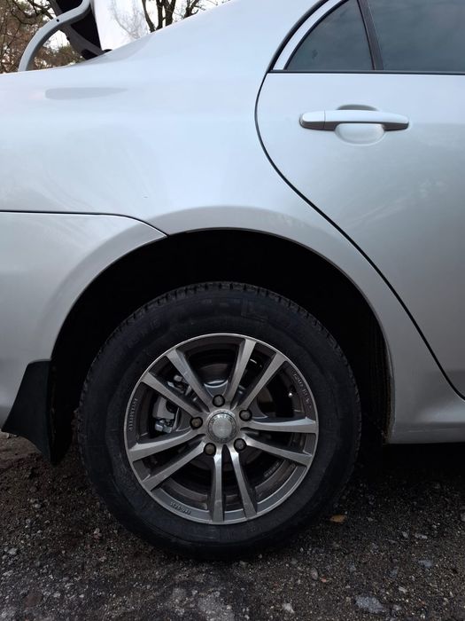 Автомобіль Тойота Корола 1.3          2010 рік