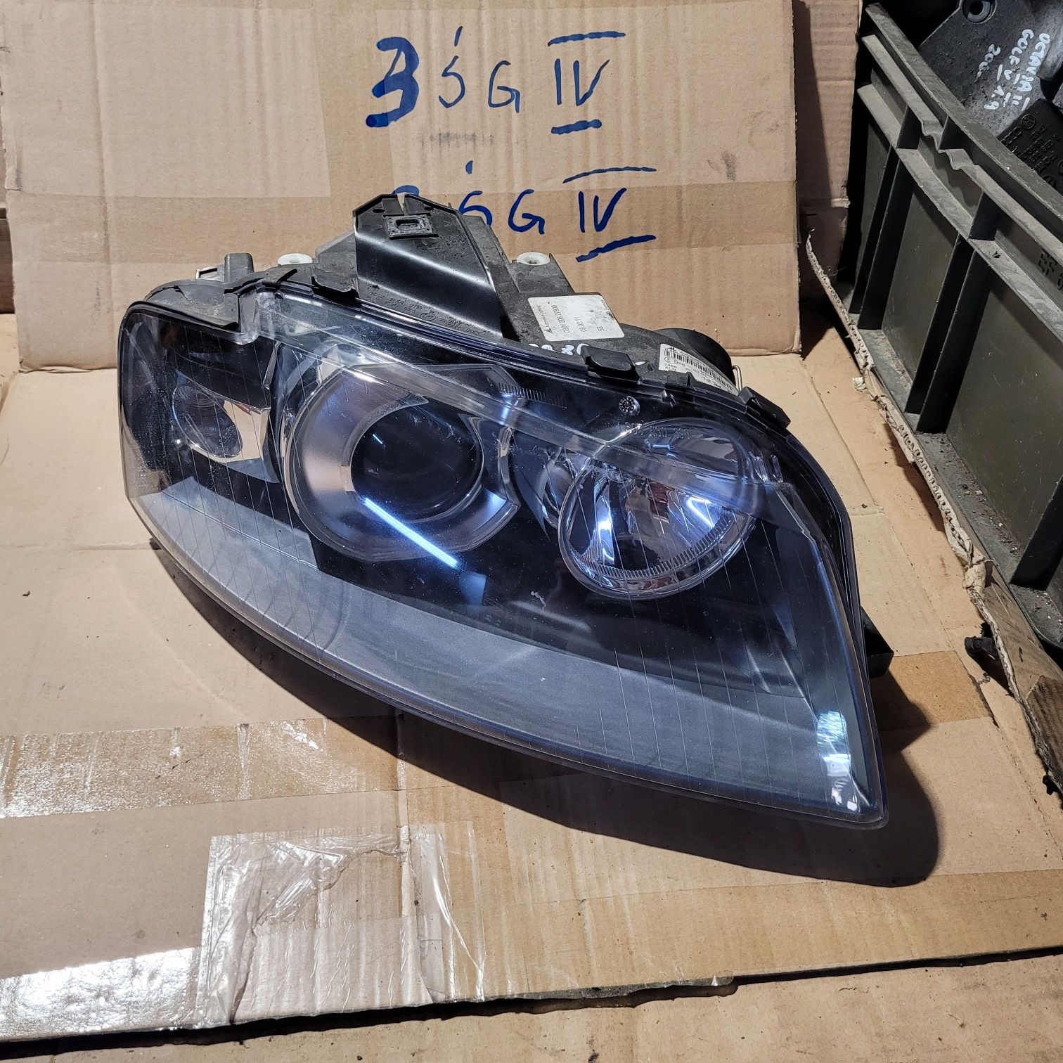 Lampa xenon przód prawa audi a3 8p 2004r