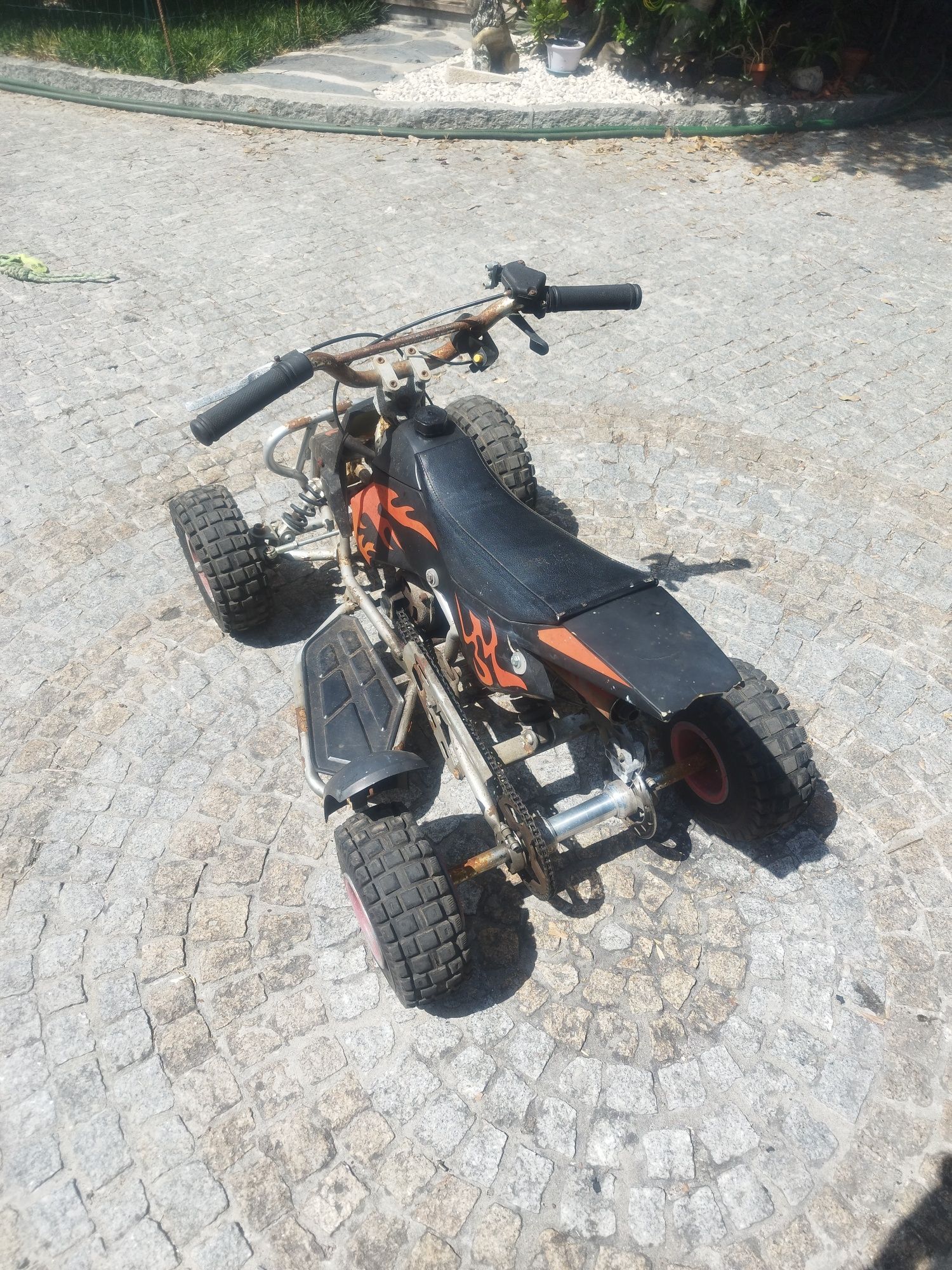 Mini moto 4 a trabalhar
