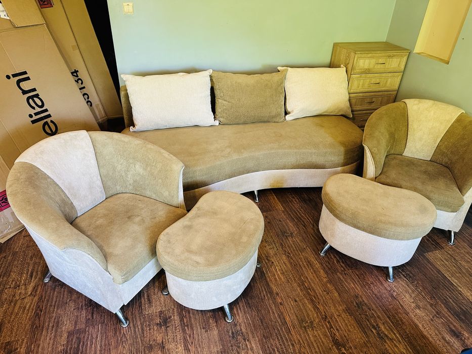 Komplet wypoczynkowy - sofa, fotele, pufy, poduszki - z funkcją spania