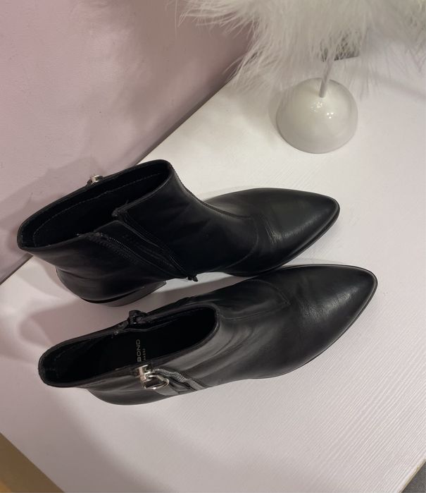 Шкіряні чобітки на каблуку