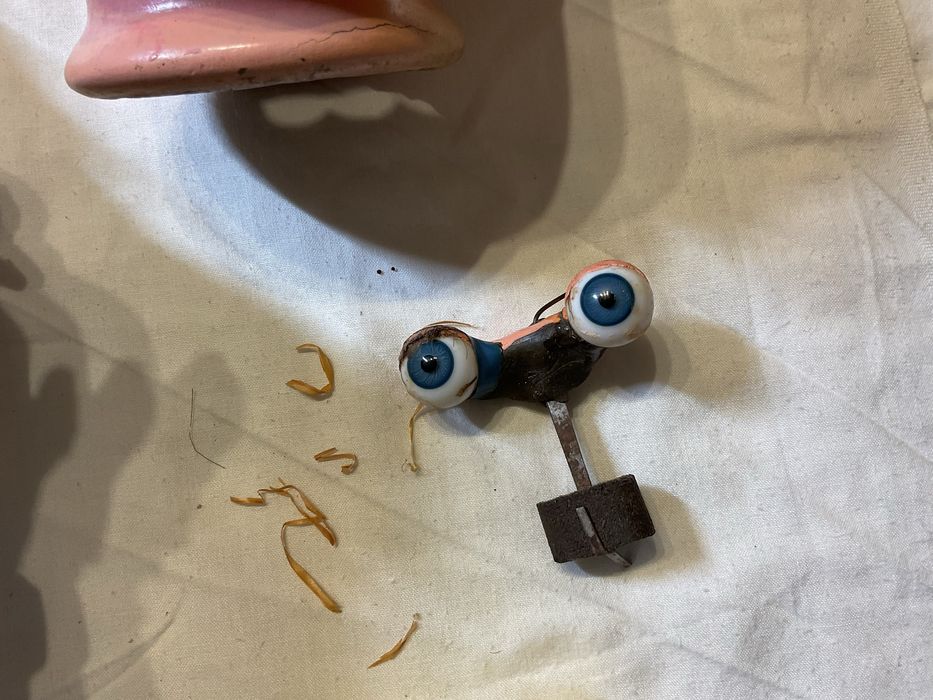 Antiga boneca com a cabeca em papier machê para restauro