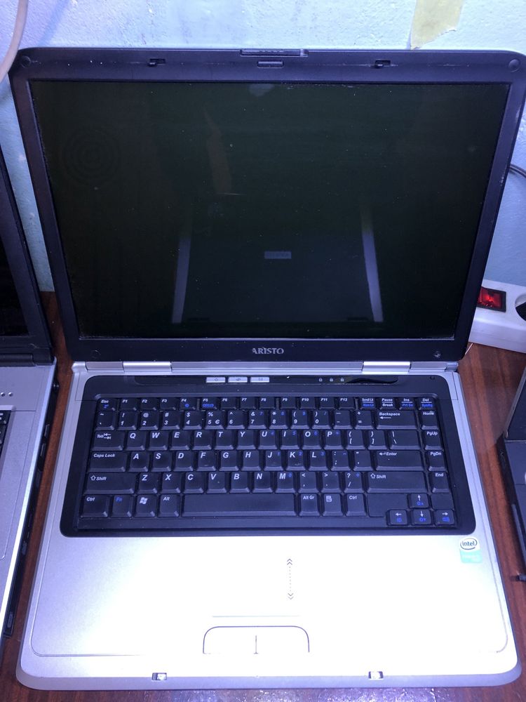 Złom elektroniczny stare laptopy