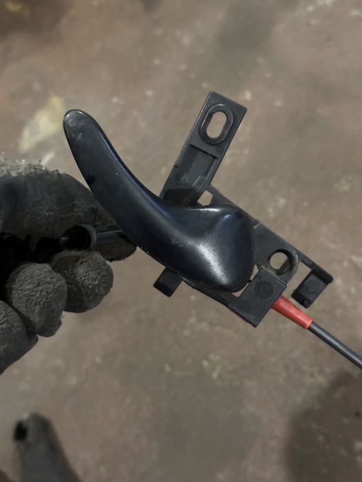 Замок передній 93BG220A20DD 40379412V