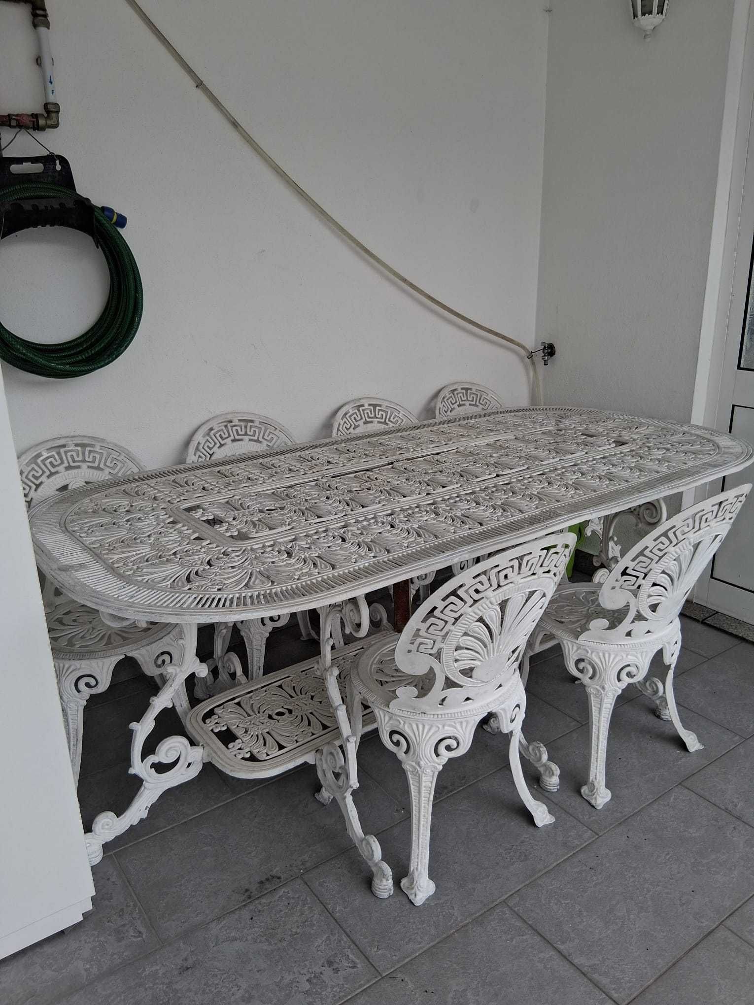 Mesa com cadeiras para jardim