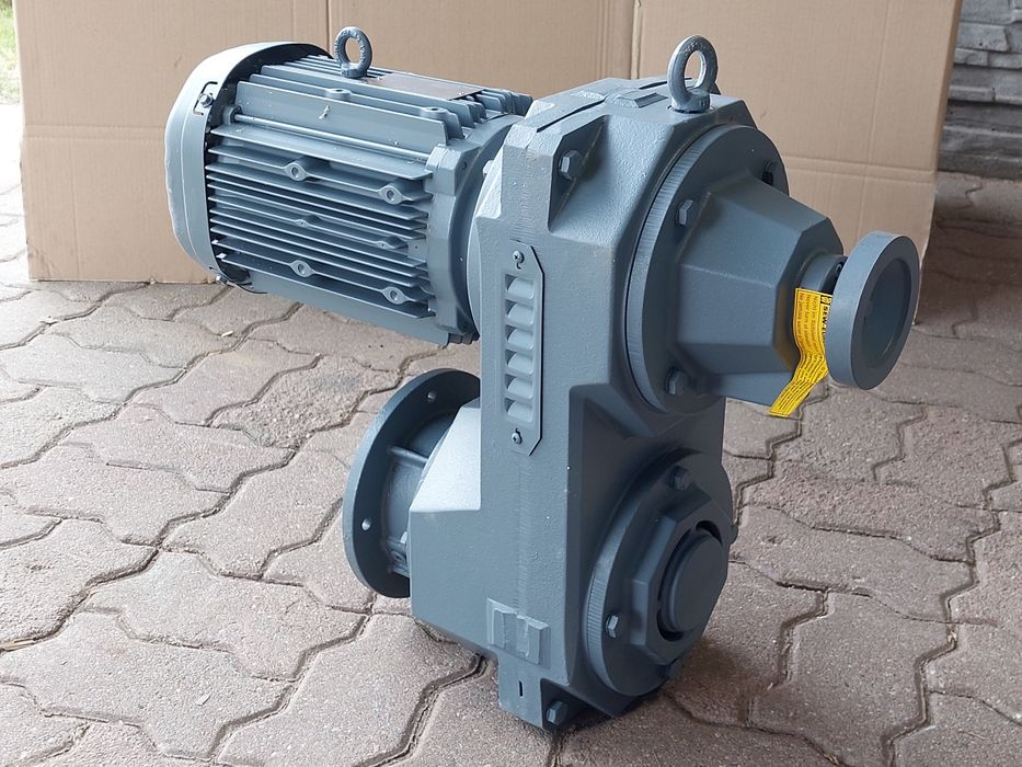 Motoreduktor. Silnik elektryczny 3kw z wariatorem. SEW.