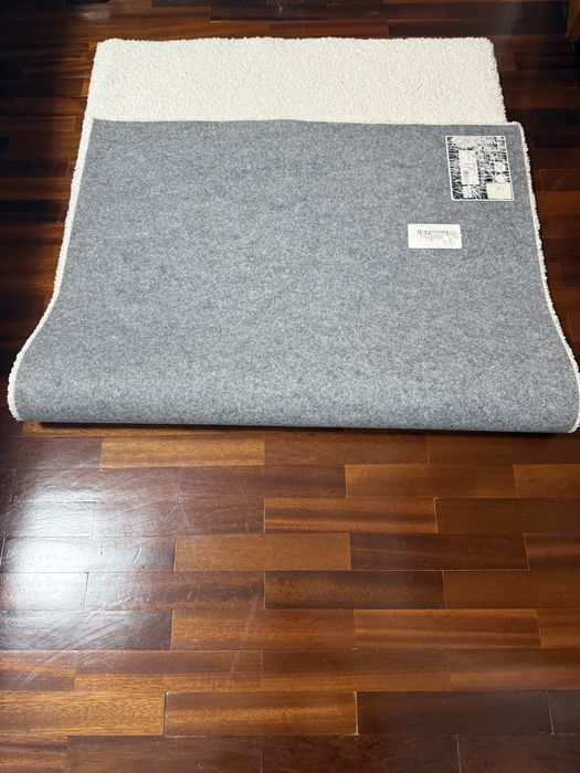 Dois tapetes de quarto cor branca