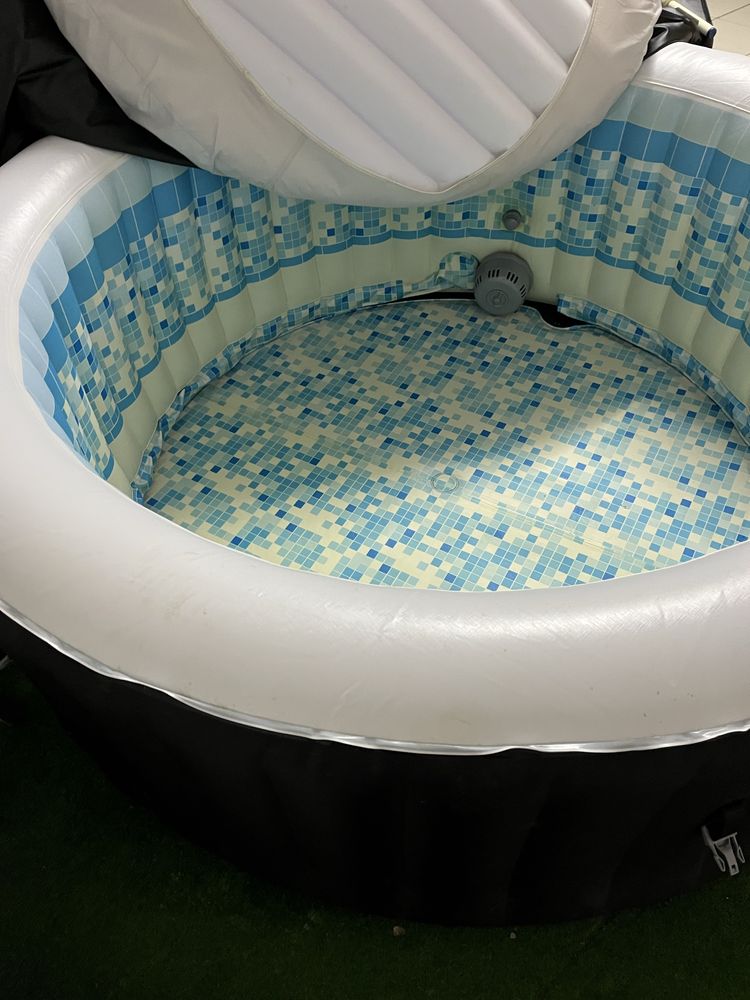 Jacuzi movel com 2 m diametro e 0,80 m de alto para 8 pessoas