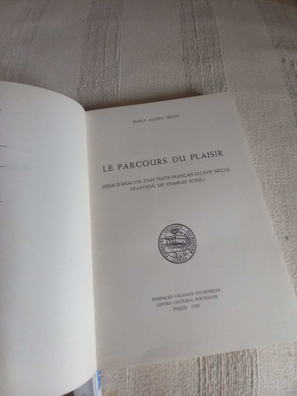 Livro de Maria Alzira seixo em francês Ed Gulbenkian