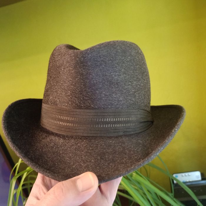 Kapelusz marki Hunter do własnego ułożenia. Rozmiar 57 . Farge 77