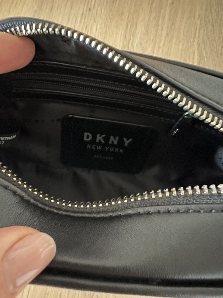 Сумочка на пояс DKNY