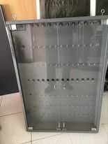 Vitrina para fixar na parede para miniaturas como nova sem arranhões