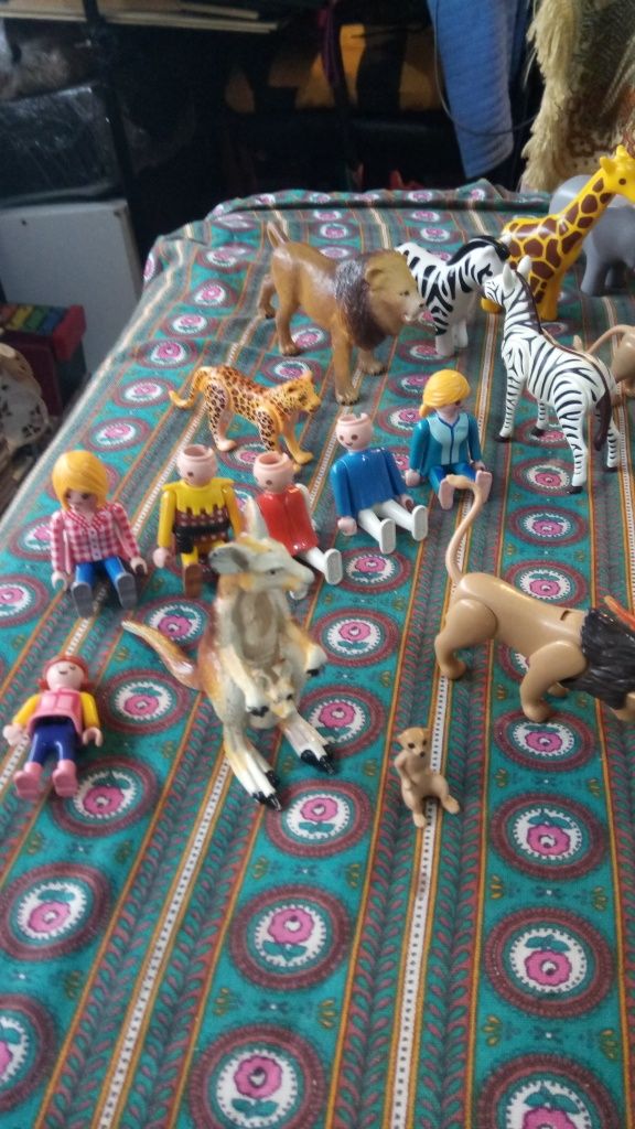 Brinquedos vários e bonecos de coleção