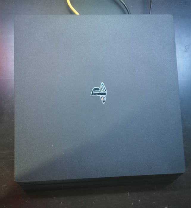 Playstation 4 Pro 1TB 4K, com conta