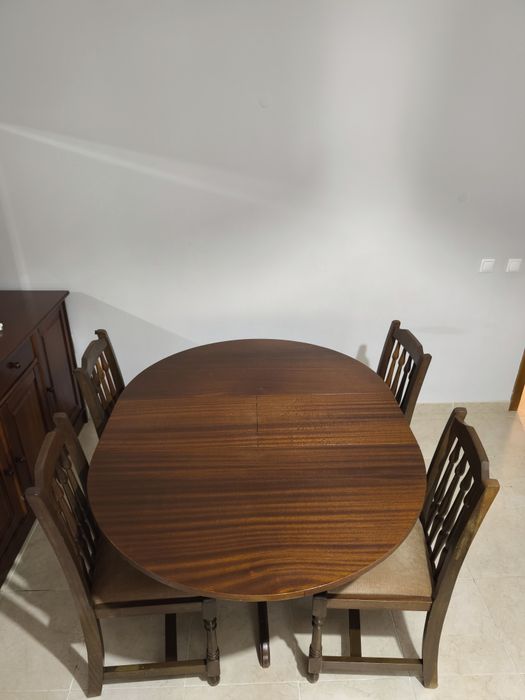 Mesa de sala de jantar + 4 cadeiras