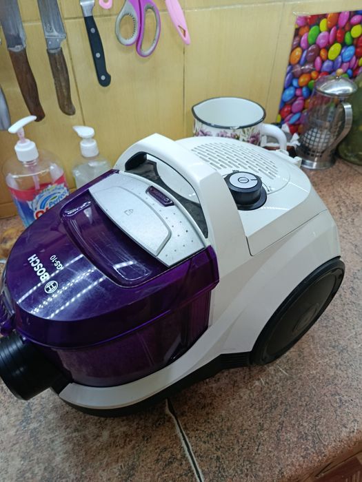 . Сильный пылесос, BOSCH 1800v