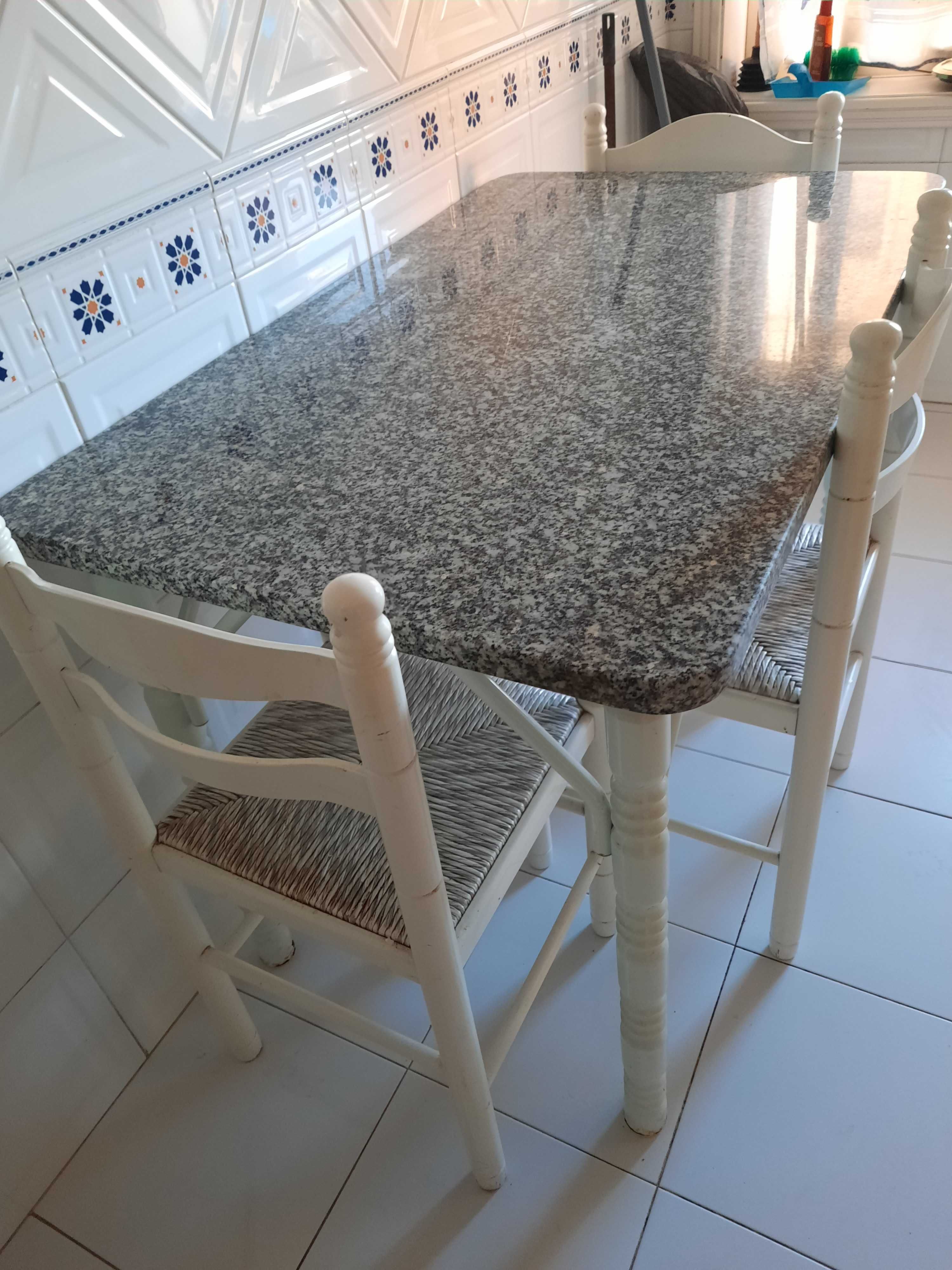 Mesa com tampo de granito e 4 cadeiras lacadas