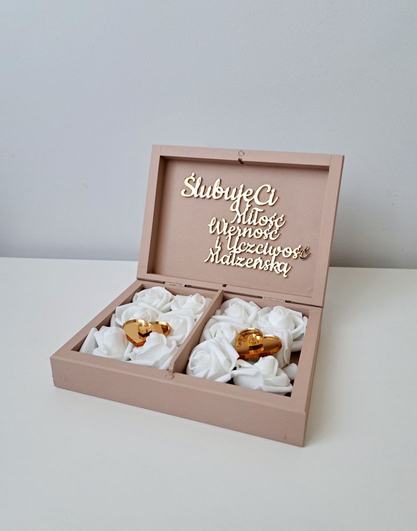 Beżowe pudełko na obrączki szkatułka lustrzany złoty napis plexi
