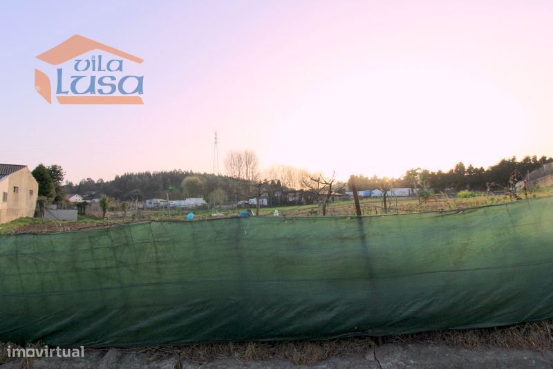 Terreno agrícola com 5.300 m2 junto a linha de água