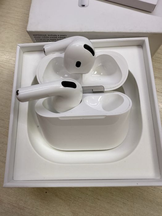Навушники AirPods 4
