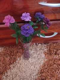 Розы с бисера у вазе