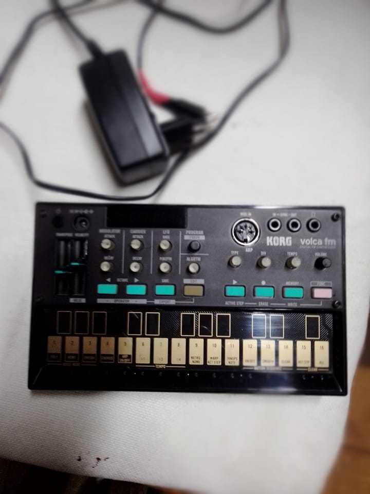 Korg Volca FM com transformador excelente estado.