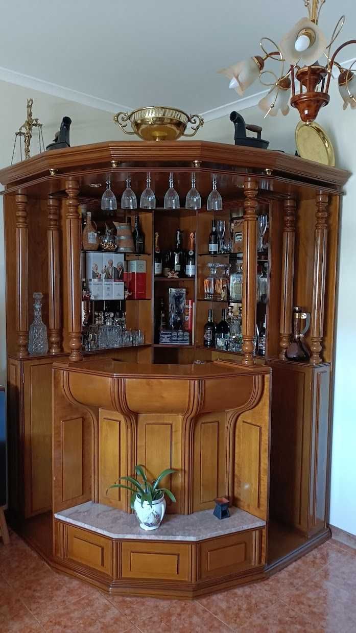 Móvel Bar de Canto com Balcão em Madeira e Mesa de Café - bom estado