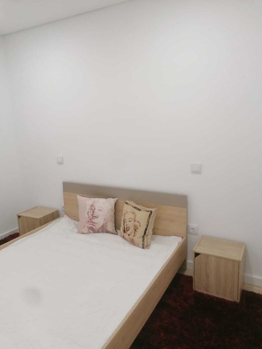 Cama de casal com mesas de cabeceira e estrado! Para desocupar