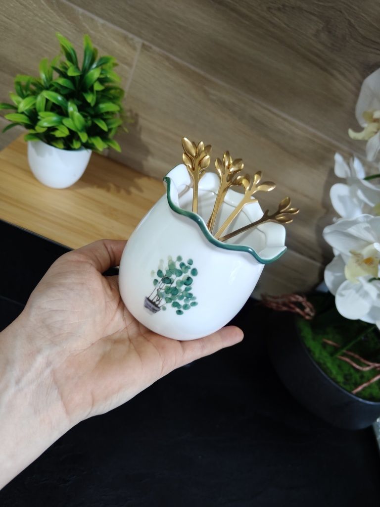 Złote widelczyki na przekąski w ozdobnym ceramicznym słoiczku