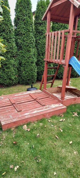 Drewniany plac zabaw z dodatkową piaskownicą gratis w dobrym stanie