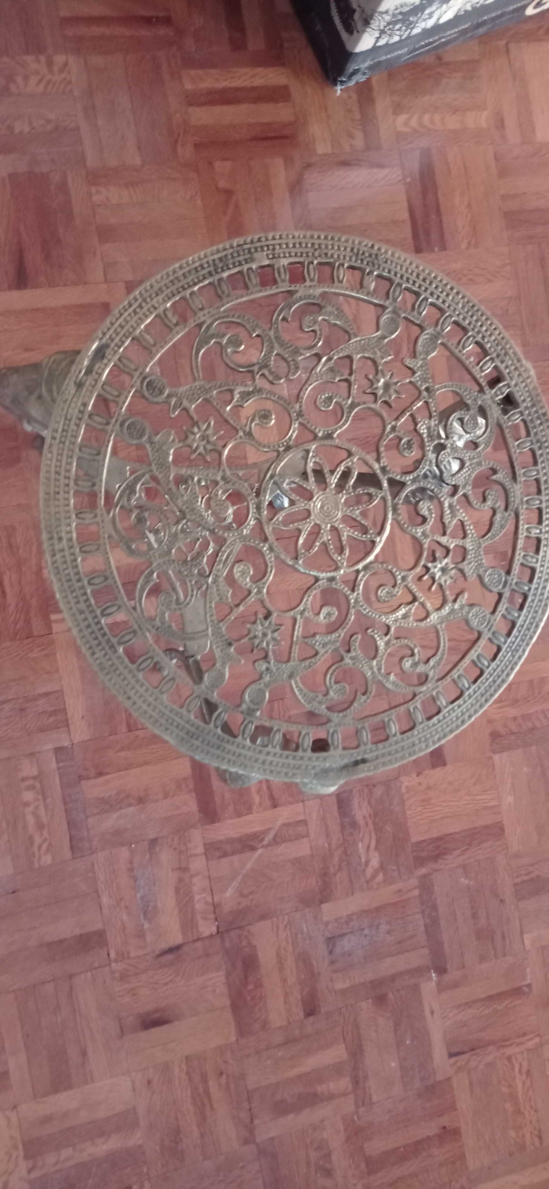 Mesa de suporte em metal "bronze" trabalhada tipo filigrana