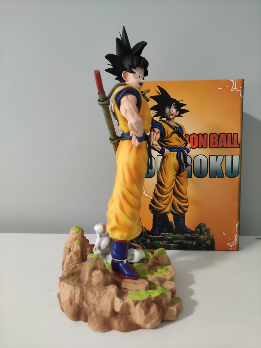 Figura Goku (Dragon Ball) com base 32cm (com Caixa)