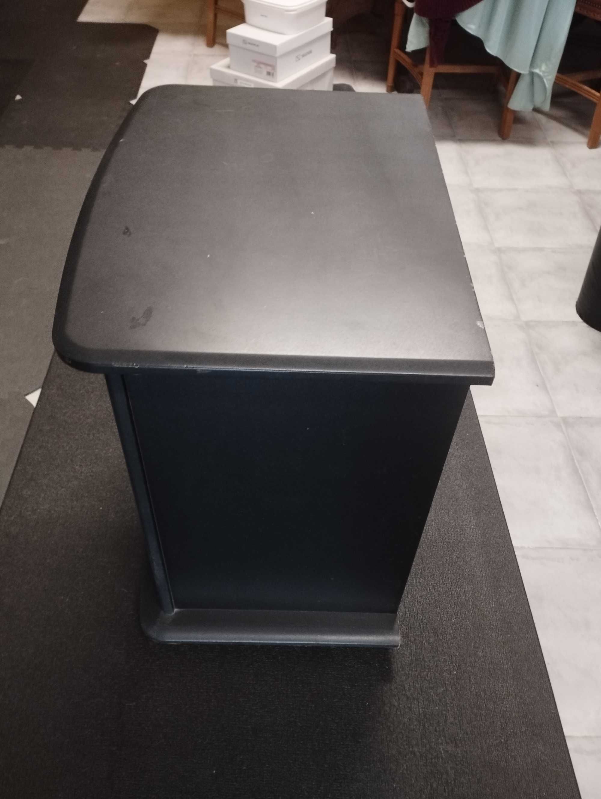 Móvel preto com portas de vidro e rodas