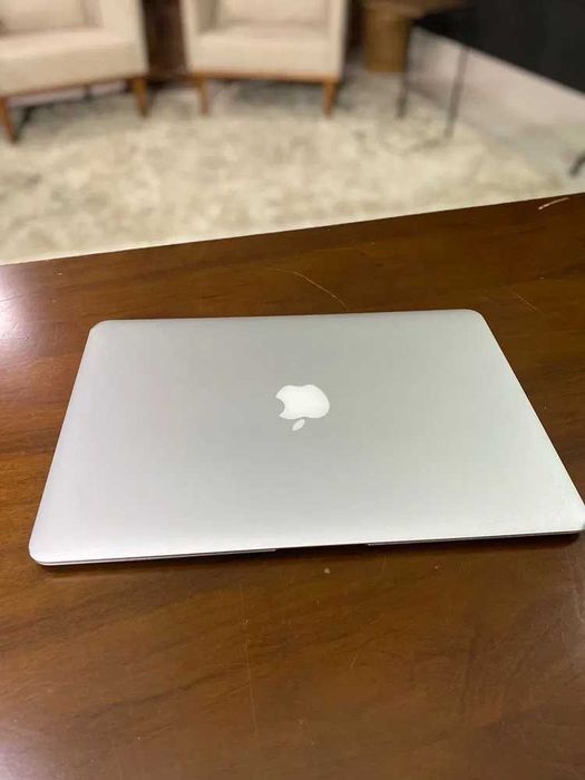 Macbook Air 13” i5 4GB RAM 256GB SSD