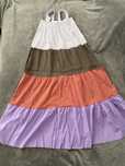 Vestido de alças às riscas