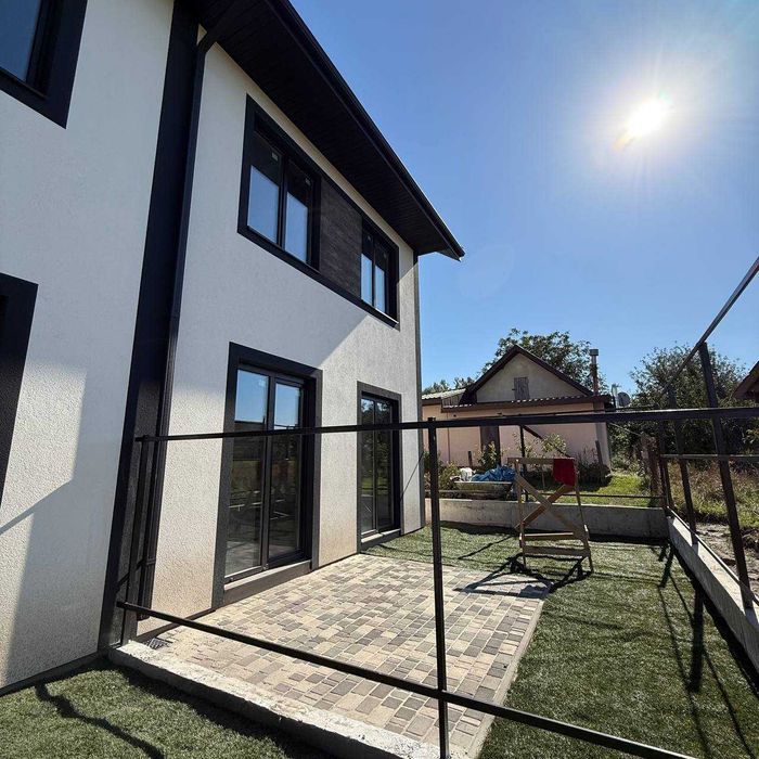 таунхаус в Бучі 3 кімнати ВЛАСНИЙ ПЕРЕДНІЙ двір розтермінування/обмін