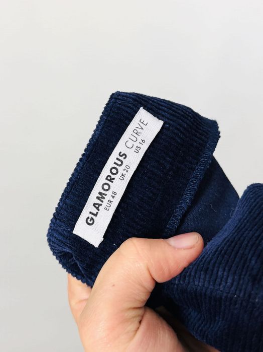 Granatowa sukienka sztruksowa na szerokich ramiączkach z guzikami 4XL