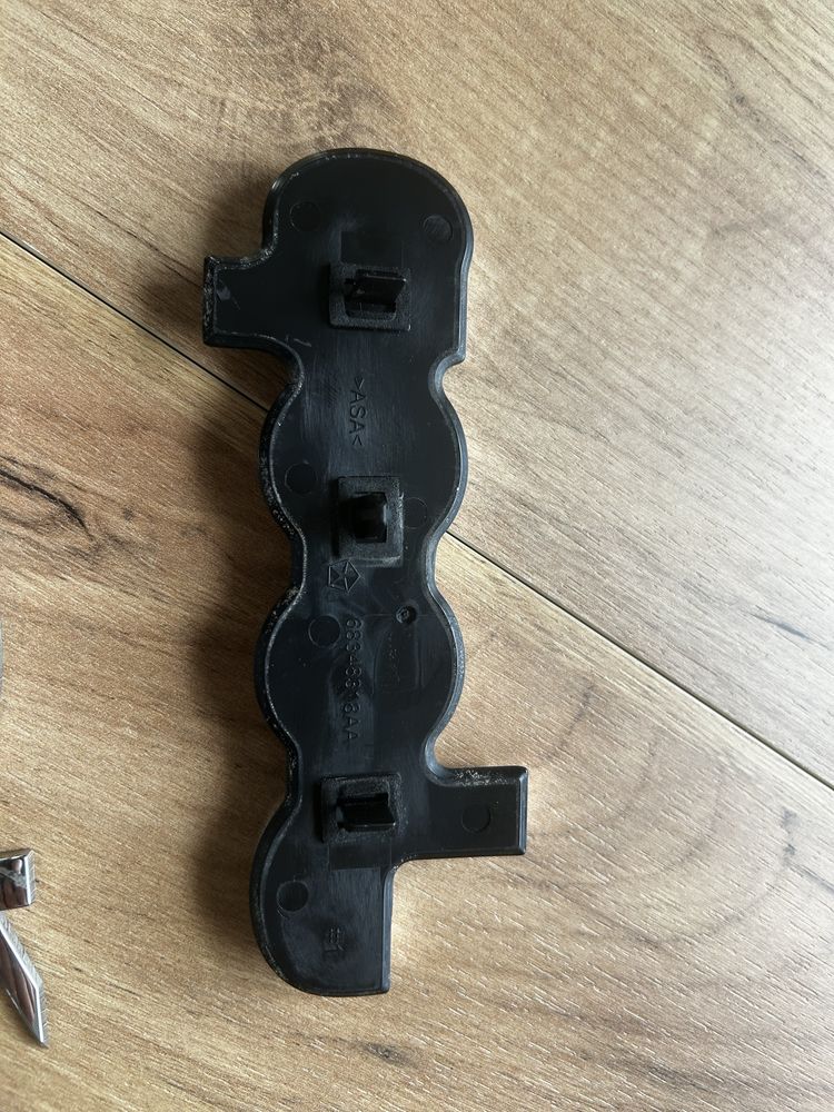 Sprzedam emblematy jeep cherokee