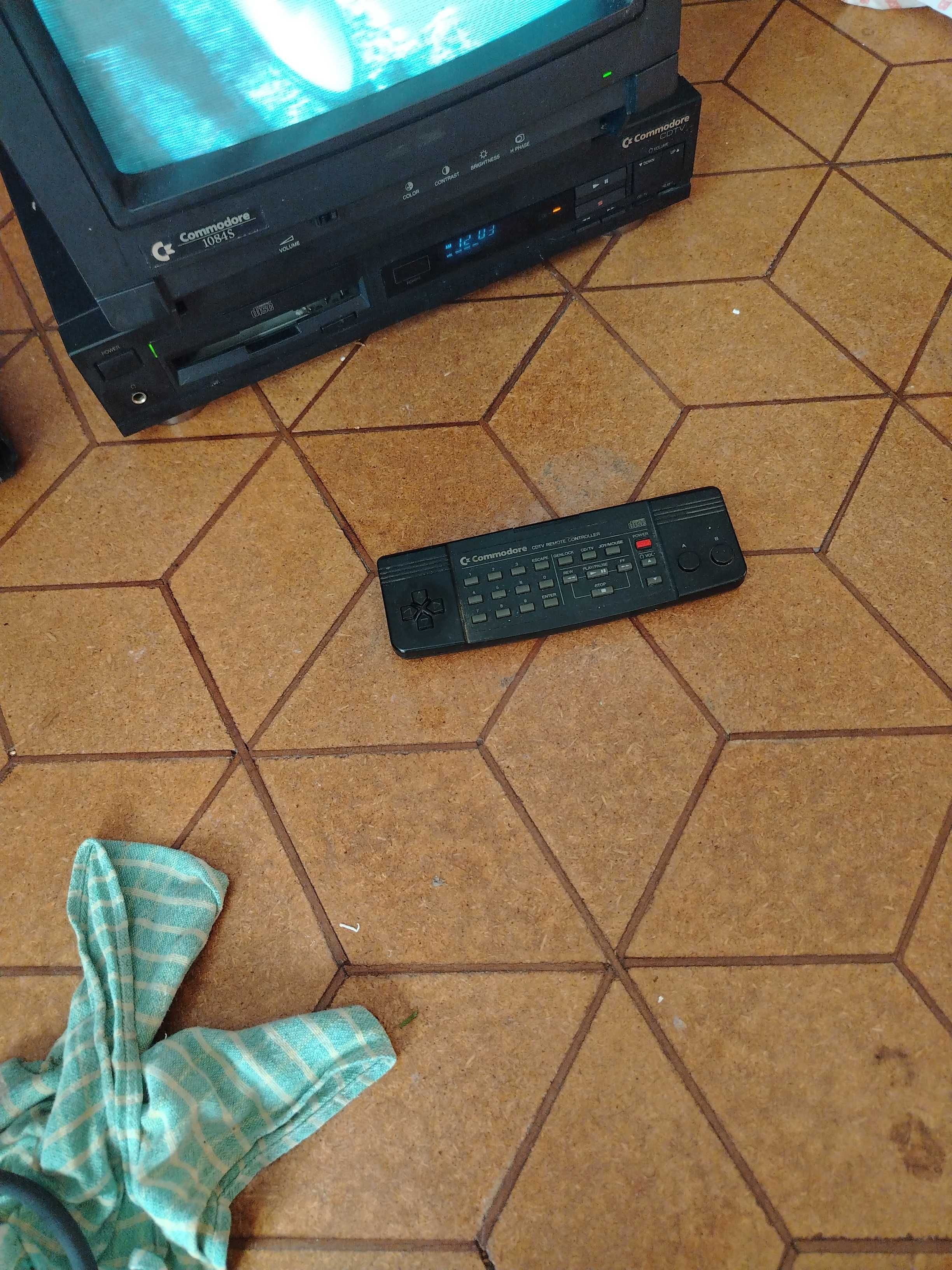 Amiga cdtv w dobrym stanie z monitorem
