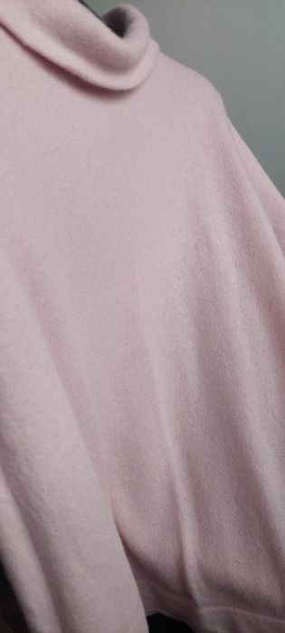 Wełniany z kaszmirem pudrowo różowy sweter półgolf Hobbs M S