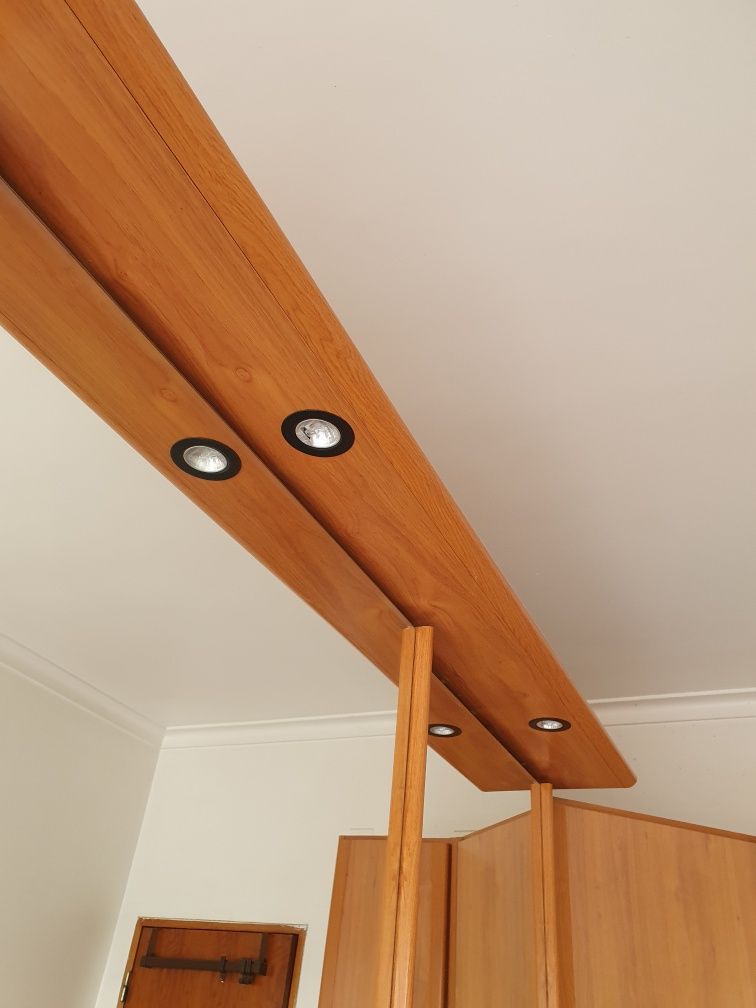 Roupeiro modular de madeira com espelho e iluminação embutida