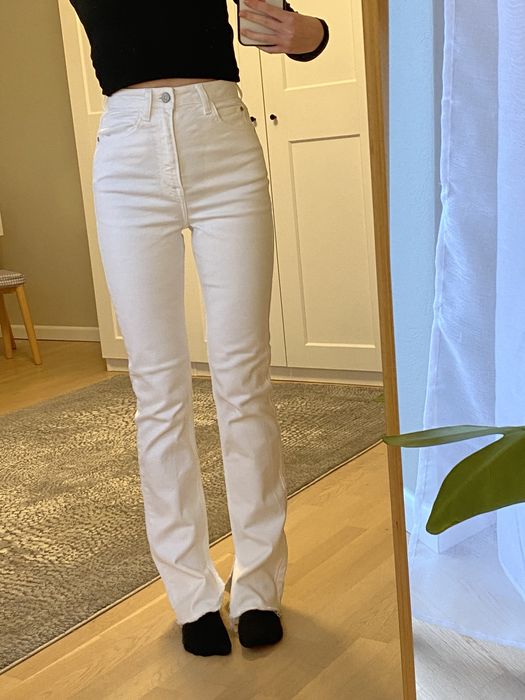 białe rozszerzane spodnie