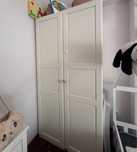 Roupeiro infantil duas portas branco com gaveta